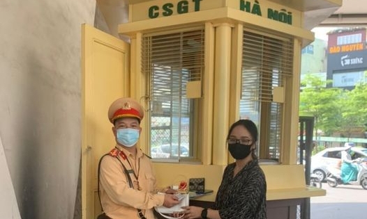 Hà Nội: Người dân "vui mừng khôn xiết" khi nhận được tài sản đánh mất từ Cảnh sát giao thông
