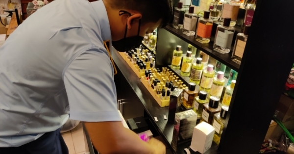 Đà Nẵng: Ngụy trang quán cafe bày bán nước hoa không rõ nguồn gốc
