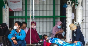 Bệnh viện vỡ trận, Covid-19 dọa "nhấn chìm" Indonesia, Malaysia