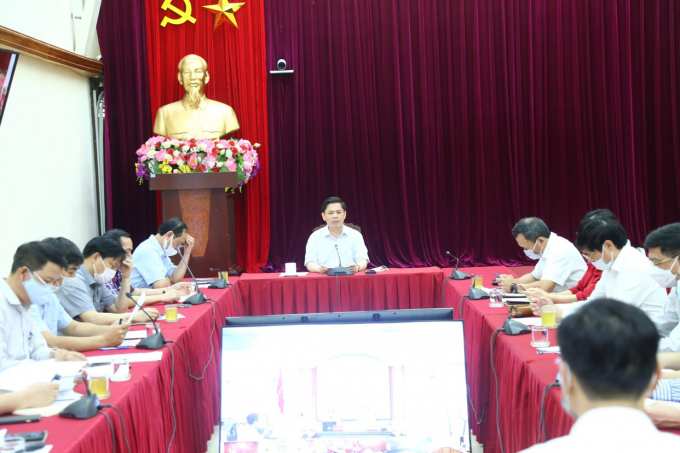 Bộ trưởng Bộ GTVT Nguyễn Văn Thể chủ trì cuộc họp trực tuyến đột xuất giữa Bộ GTVT và UBND 19 tỉnh khu vực phía nam - Ảnh: VGP/Phan Trang