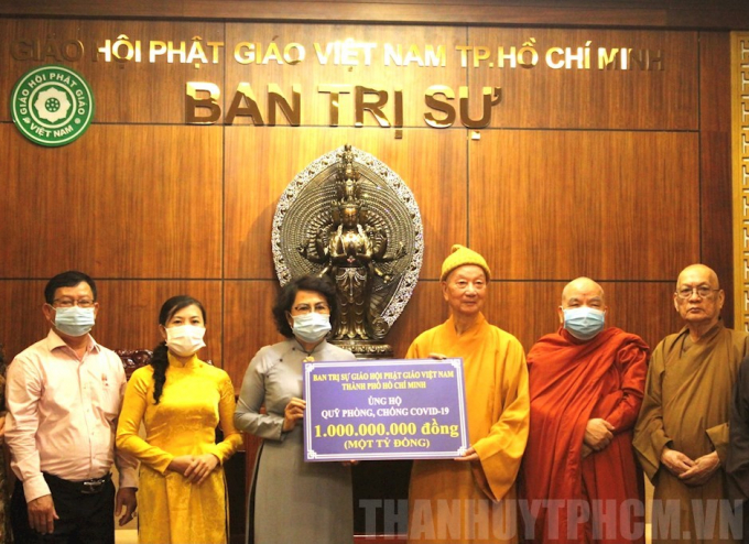Chủ tịch Uỷ ban MTTQ Việt Nam TPHCM Tô Thị Bích Châu tiếp nhận 1 tỷ đồng của Ban Trị sự Giáo hội Phật giáo Việt Nam TPHCM ủng hộ mua vaccine phòng dịch Covid-19