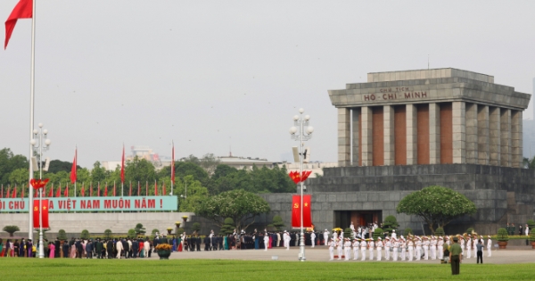 Lãnh đạo Đảng, Nhà nước và các Đại biểu Quốc hội vào Lăng viếng Chủ tịch Hồ Chí Minh