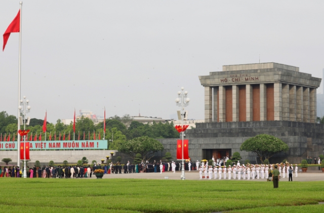 Lãnh đạo Đảng, Nhà nước và các Đại biểu Quốc hội vào Lăng viếng Chủ tịch Hồ Chí Minh