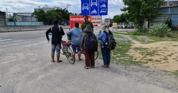 Thất nghiệp vì ảnh hưởng của dịch Covid-19, 4 mẹ con đạp xe từ Đồng Nai về Nghệ An