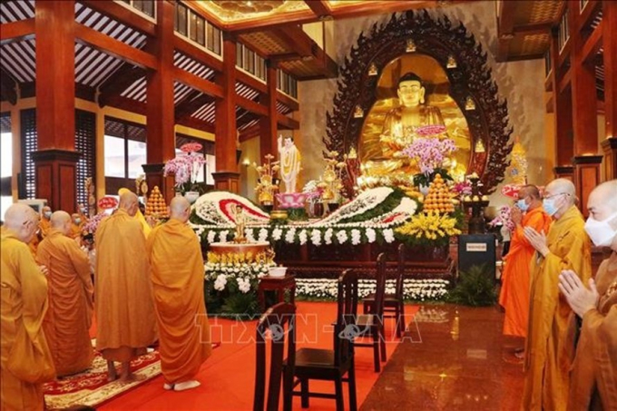 Nghi lễ Tắm Phật được tổ chức nội bộ, đảm bảo các yêu cầu về phòng, chống COVID-19 (Ảnh minh họa: TTXVN).