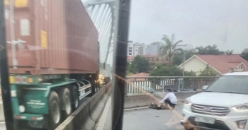 Hải Phòng: Va chạm với xe container trên cầu vượt, người đi xe máy tử vong