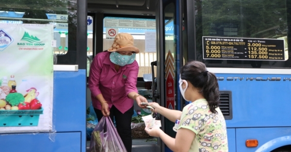 Xe buýt lưu động bán rau củ giá bình ổn khắp Sài Gòn