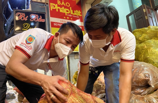 Báo Pháp luật Việt Nam và các nhà hảo tâm tặng người dân Đồng Nai 50 tấn rau, củ