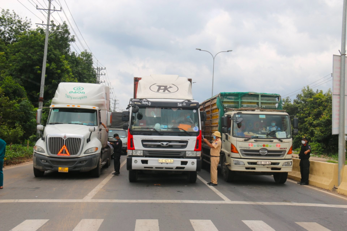 ĐVTN Công an huyện Chơn Thành cùng Đoàn cơ sở Cảnh sát cơ động hỗ trợ điều tiết, kiểm tra giấy tờ các phương tiện lưu thông vào Bình Phước tại trạm kiểm soát dịch bệnh trên QL13 (H.Chơn Thành)