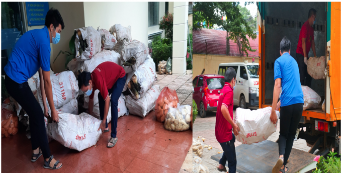 Các bạn trẻ Bình Phước hối hả khiêng những bao tải măng ngon ngọt lên xe để kịp gửi tặng Sài Gòn - “tâm dịch”