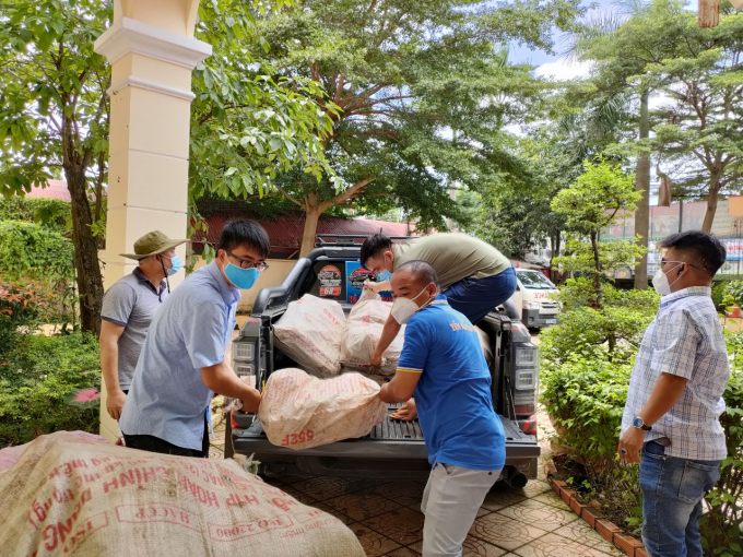 Các thành viên của CLB xe bán tải Bình Phước nhiệt tình hỗ trợ thu gom và chuyên chở nông sản để góp sức tổ chức “Chuyến xe nghĩa tình”