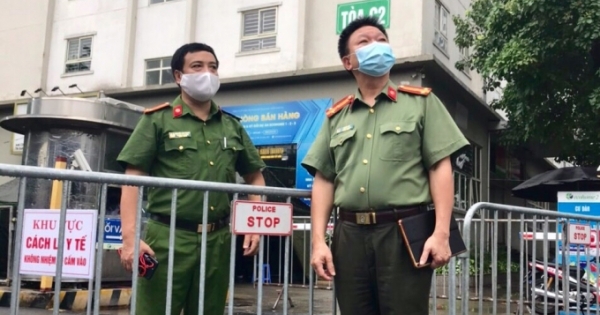 Photo: UBND phường Đông Ngạc với quyết tâm bám chốt chống dịch tại Ecohome 2