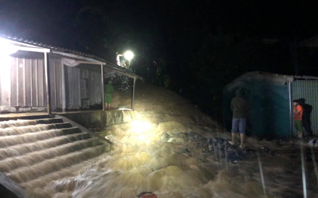 Mưa lớn suốt 24h, huyện biên giới ở Nghệ An bị ngập