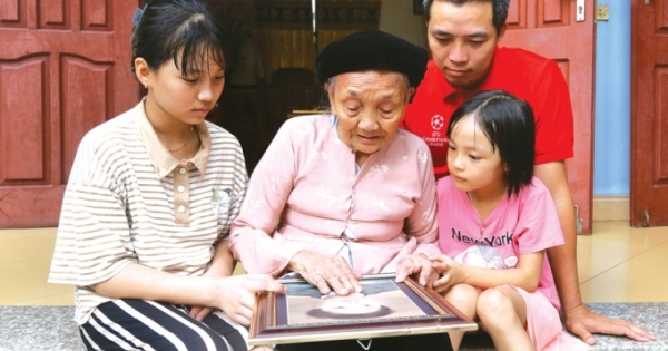 Mẹ Việt Nam Anh hùng: "Mẹ của Việt Nam, mẹ của anh hùng"