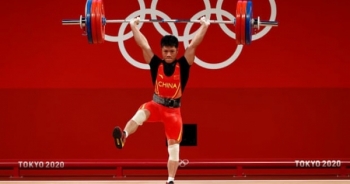 Phá kỷ lục của Olympic khi chỉ đứng 1 chân, VĐV Trung Quốc trở thành huyền thoại