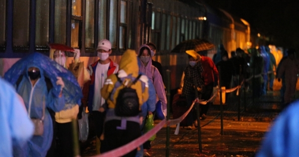 Chuyến tàu đặc biệt chở 814 công dân Hà Tĩnh về đến quê nhà