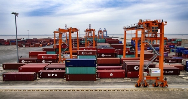 Nghịch lý thiếu container chuyển hàng, thừa container nằm cảng biển