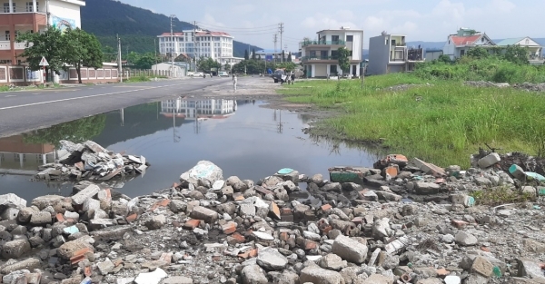 Quảng Ninh: Hàng chục hộ dân xóm ốc đảo phải sống trong cảnh... 4 không!