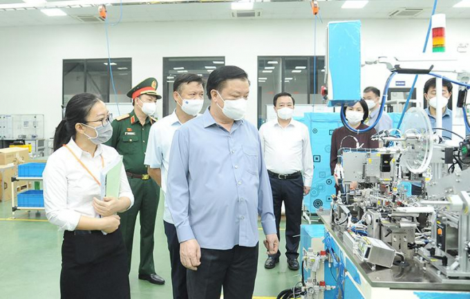 Bí thư Thành ủy Hà Nội Đinh Tiến Dũng kiểm tra công tác duy trì sản xuất và phòng, chống dịch COVID-19 tại Công ty TNHH Osco International (Cụm công nghiệp Lai Xá, xã Kim Chung, huyện Hoài Đức).