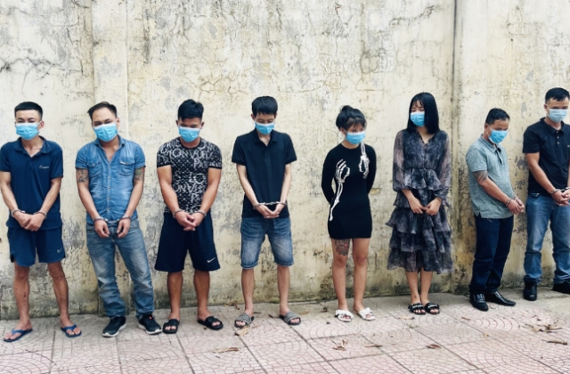 Thanh Hoá: Bắt giữ 8 nam thanh, nữ tú vẫn bay lắc ma tuý trong quán karaoke