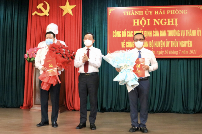 Bí thư Thành uỷ Trần Lưu Quang tặng hoa, trao quyết định cho hai đồng chí Phạm Văn Thép, Uông Minh Long