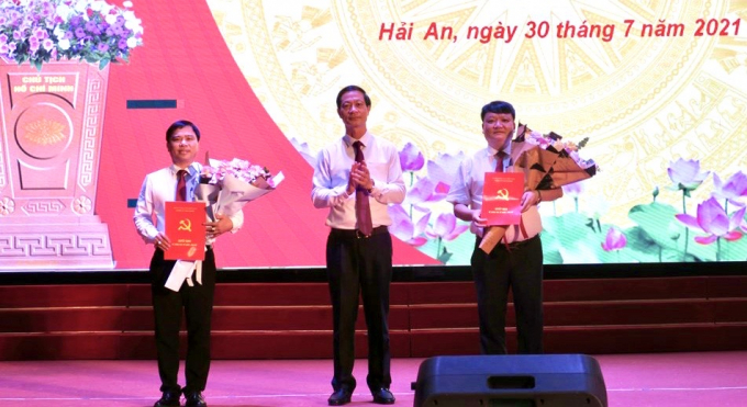 Phó Bí thư Thành uỷ Đỗ Mạnh Hiến trao quyết định chúc mừng đồng chí Nguyễn Công Hân và đồng chí Dương Đình Ổn.