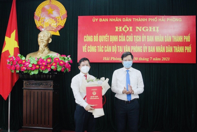 Phó Chủ tịch thường trực UBND TP Hải Phòng Lê Anh Quân trao Quyết định cho đồng chí Trần Văn Thiện.
