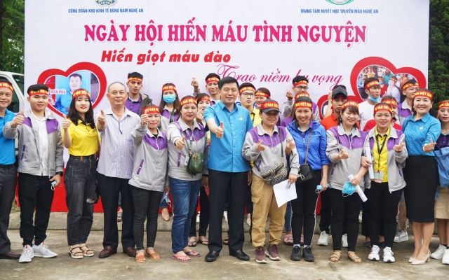 Ấn tượng hình ảnh người lao động KKT Đông Nam hiến máu tình nguyện