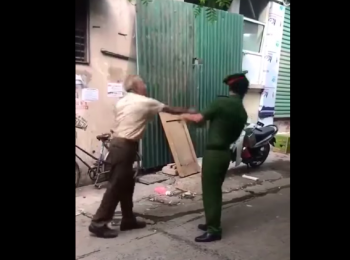 Video: Cụ ông cầm mũ cối đánh chảy máu đầu cán bộ Công an khi bị nhắc nhở đeo khẩu trang