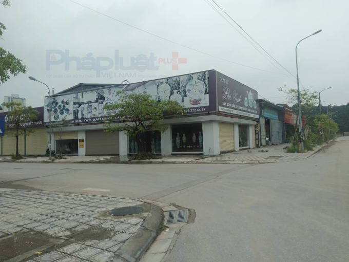 Cửa hàng gốm sứ Phú Vinh được xây dựng kiên cố trên Lô đất BX2 - Cụm khu Công nghiệp Bát Tràng.