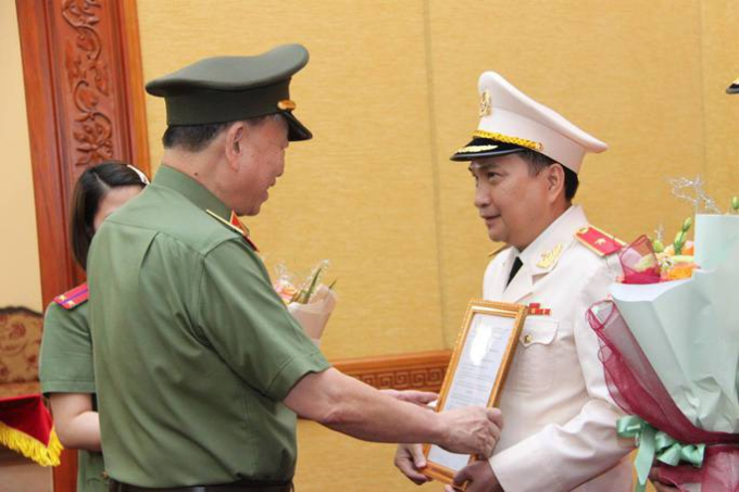 Đại tướng Tô Lâm trao quyết định phong hàm Thiếu tướng cho ông Nguyễn Sỹ Quang (tháng 6/2022)