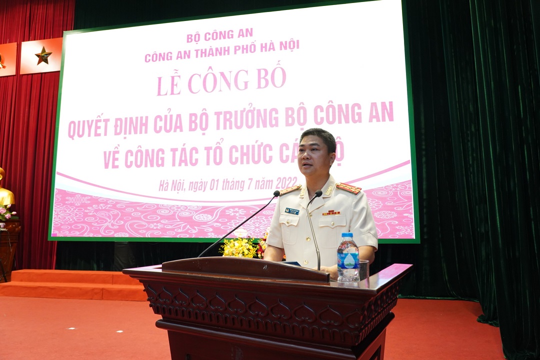 Đại tá Dương Đức Hải, đại diện 03 tân Phó Giám đốc CATP Hà Nội, phát biểu nhận nhiệm vụ