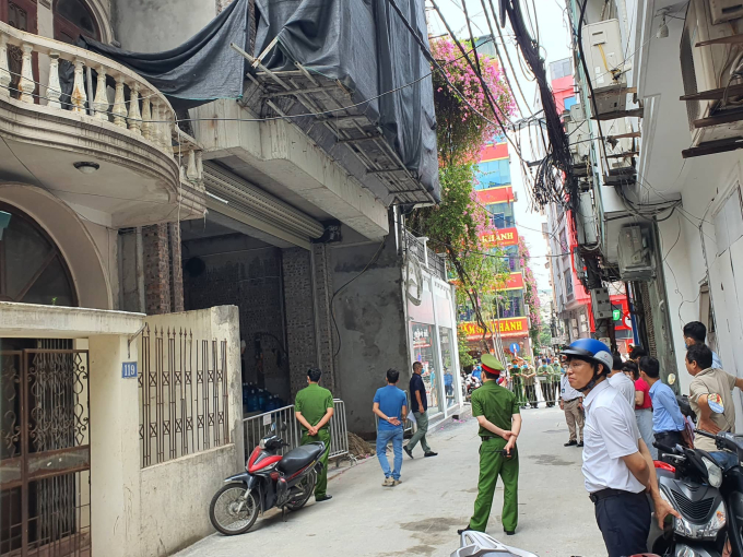 Sáng 1/7, UBND quận Cầu Giấy (Hà Nội) đã tiến hành xử lý vi phạm đối với công trình xây dựng ở số 121-123 đường Nguyễn Khang, phường Yên Hòa