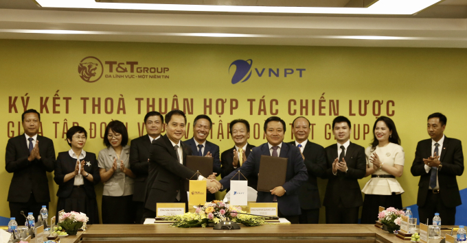 Ông Mai Xuân Sơn, Tổng Giám đốc Tập đoàn T&amp;amp;T Group (bên trái) và ông Huỳnh Quang Liêm, Tổng Giám đốc Tập đoàn VNPT (bên phải) trao Thỏa thuận hợp tác chiến lược tổng thể, toàn diện.