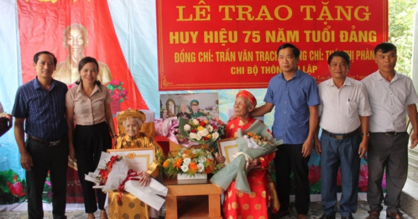 Hà Tĩnh: Đôi vợ chồng cùng nhận huy hiệu 75 năm tuổi Đảng