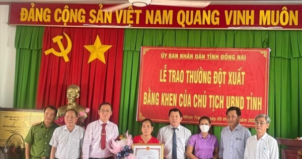 Trao Bằng khen đột xuất của Chủ tịch UBND tỉnh Đồng Nai cho nữ lao công không tham của rơi