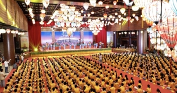 Hơn 1.000 khóa sinh Chùa Tam Chúc cầu nguyện và thắp nến tri ân các anh hùng liệt sĩ