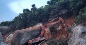 Phú Yên: Đá lăn từ núi Cây Tra đè bẹp máy múc khiến 1 người tử vong