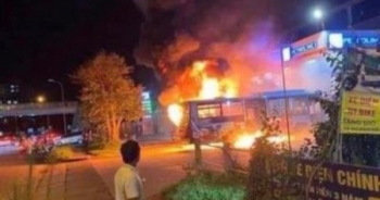 Hà Nội: Xe buýt bốc cháy ngùn ngụt bên cây xăng