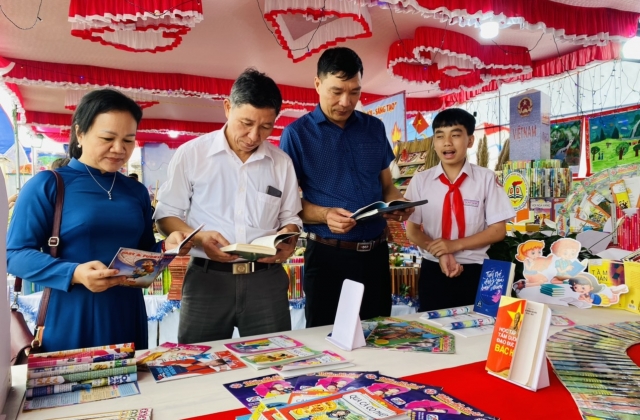 Sôi nổi khai mạc Ngày Sách và Văn hóa đọc Việt Nam tỉnh Kon Tum