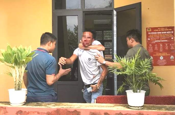Hình ảnh anh H.T.H vời khuôn mặt nhiều vết máu và thương tích tại trụ sở Công an xã Hòa Phong. Nguồn: SKĐS
