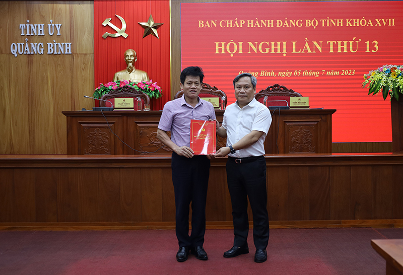 Ông Lê Văn Bảo (phải) nhận quyết định của Ban Bí thư. Ảnh Báo Quảng Bình