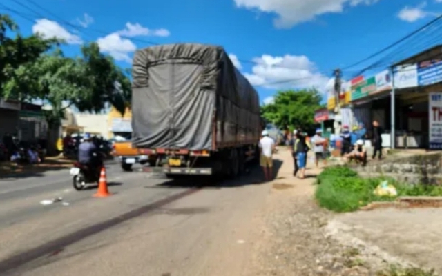 Đắk Lắk: 2 thanh niên đi xe máy ngã ra đường, bị xe tải cán tử vong