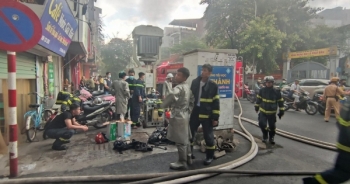 Cháy nhà ở Hà Nội lúc rạng sáng, 3 người bị mắc kẹt bên trong