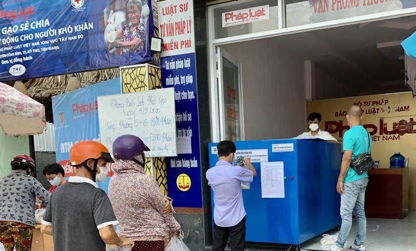Văn phòng đại diện Báo PLVN tại Tiền Giang phối hợp tổ chức ATM gạo trong đợt dịch COVID-19.
