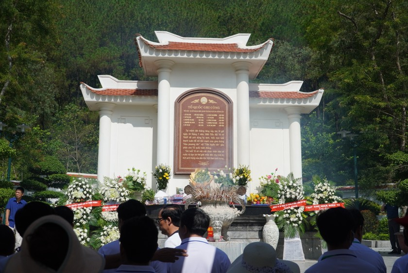 Khu mộ 10 nữ TNXP tại Ngã ba Đồng Lộc.