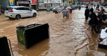 Trung tâm TP Đà Lạt ngập sâu sau trận mưa lớn kéo dài