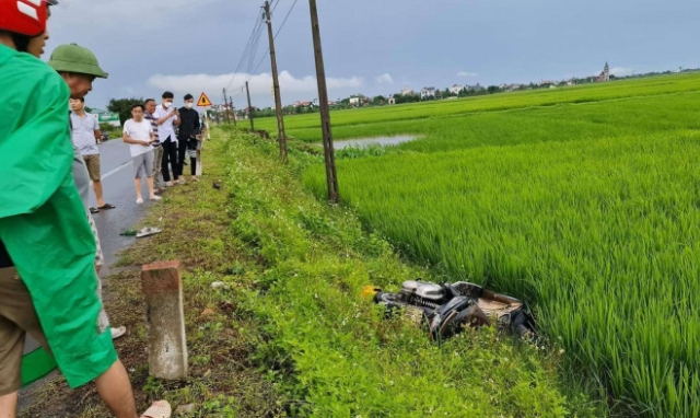 Thái Bình: Đang đi trên đường, 3 người bị sét đánh tử vong