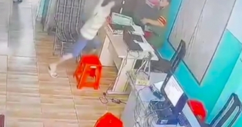 Video: Người đàn ông mang hung khí xông vào trụ sở công an phường tấn công cán bộ