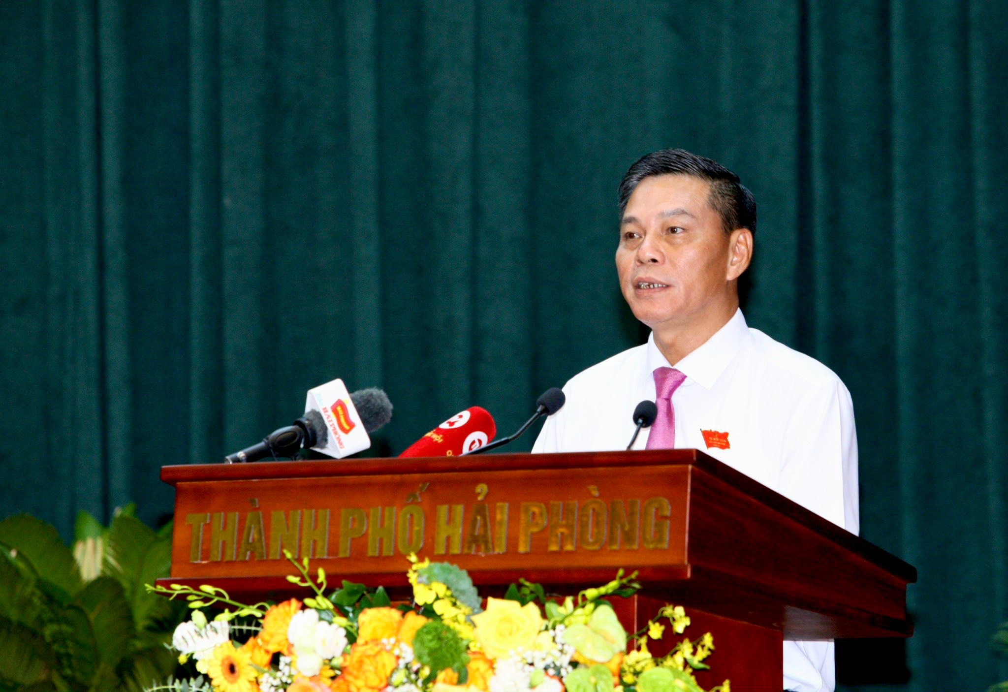 Chủ tịch UBND TP Hải Phòng Nguyễn Văn Tùng báo cáo tại Kỳ họp thứ 11 HĐND TP